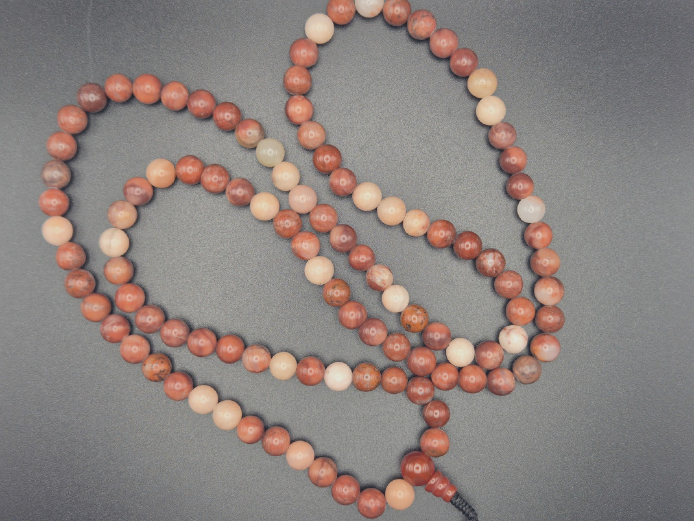 Handgefertigte Mala aus Jaspis mit natürlicher, erdiger Farbstruktur